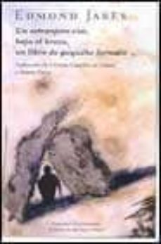 un extranjero con, bajo el brazo, un libro de pequeño formato-9788481093803